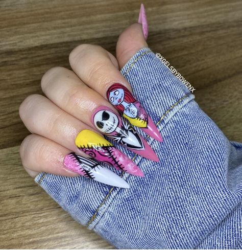 Hand painted jack and sally from nightmare before Christmas nails using gel polish with a pink theme Jack And Sally Nails, Before Christmas Nails, Sally Nails, Nightmare Before Christmas Nails, Really Cute Nails, Halloween Nail Designs, Halloween Nail, Jack And Sally, Free Style