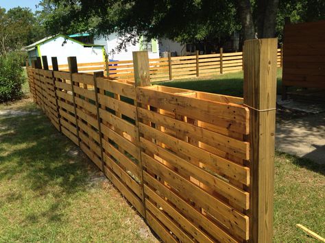 Pallet fencing. Sand and stain Pallet Fence Ideas, Pallet Fence Diy, Wood Pallet Fence, Making A Garden, Cheap Garden Fencing, Make Compost, Compost Bins, Fence Plants, Pallet Fence