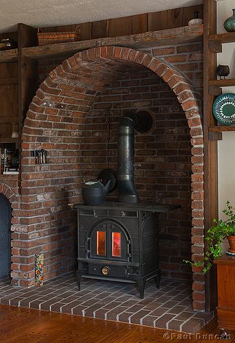 Wood Stove Nook - works because the radiant heat lingers in the brick (stone, concrete, slate) thicker the better. Round Corner Fireplace Ideas, Stove Nook, Fireplace Stove, Old Stove, Wood Stove Fireplace, Farmhouse Style Bedrooms, Stone Concrete, Brick Stone, Brick Oven