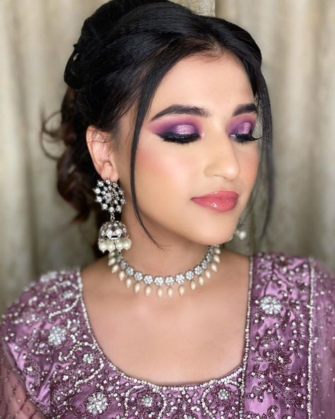 Nabeela Meenazi (@makeupbynabeelaa) posted on Instagram: “PURPLE GLAM💜 . . . #bridalmakeup #bridalmakeupartist #hyderabadmakeupartist #hyderabadmua #bridallehenga #bridaljewellery #glossylips…” • Mar 23, 2021 at 3:23pm UTC Makeup Looks For Purple Dress Wedding, Purple Saree Makeup Look, Makeup For Purple Outfit, Purple Indian Outfit, Makup Looks, Bollywood Makeup, Indian Engagement, Engagement Makeup, Purple Wedding Dress