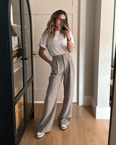 Tailored Pants Outfit Women, Business Outfits For Women Skirt, Business Casual Maxi Dress, Skirt Office Outfits Women, Sneaker Business Casual Women, Slacks With Sneakers Women, Casual Business Outfits Summer, Tailored Pants Outfits, Summer Business Outfits Women