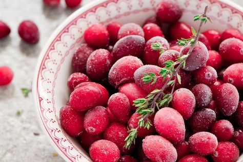 Keep Cranberries on Hand All Year With This Handy Freezing Method Cranberry Detox, Freezing Tomatoes, Festive Holiday Drinks, Freezing Vegetables, Freezing Fruit, Baked Chicken Tacos, Kinds Of Fruits, Frozen Cranberries, Festive Drinks