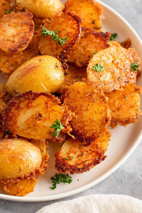 Crispy Parmesan Crusted Potatoes that are perfect for any meal! Discover this easy roast potato recipe with a delicious parmesan crust. Try our homemade parmesan potatoes for the ultimate potato recipe experience.