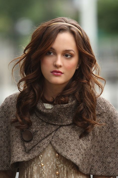 #blair #waldorf #queen #gg #leighton #diva #season #one #1x09 #blairwaldorfmustpie! Blair Waldorf Hair, Gossip Girl Hairstyles, Stile Blair Waldorf, Gossip Girl Blair, Jenny Humphrey, Nate Archibald, Gossip Girl Outfits, Belle Silhouette, Chuck Bass