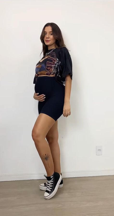 Trendy Summer Maternity Outfits, Edgy Summer Maternity Outfits, Pregnant Outfit Ideas Summer, Pregnant Grunge Outfits, Outfit Ideas Pregnant Summer, 5 Months Pregnant Outfits Summer, Mom Park Outfit, Grunge Maternity Outfits, Comfy Pregnancy Outfits Summer