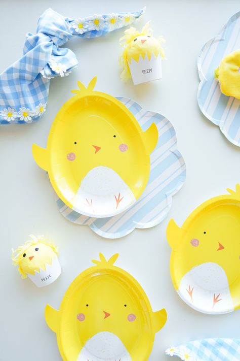 Looking for fresh new party ideas? Our selection of farm party supplies is perfect for an Easter party or farm theme party! Farm party ideas | Farm party decorations | Birthday party themes | Easter table setting ideas | Easter party ideas for families