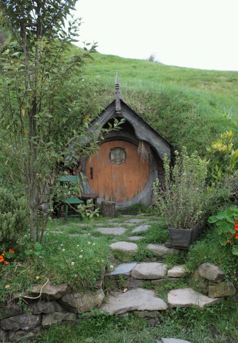 I want to do something like this to my root cellar!  Can't believe I found a picture of it! Casa Do Hobbit, Case Sotterranee, Casa Hobbit, House Green, Root Cellar, Earth Sheltered, Underground Homes, Hobbit Hole, Hobbit House