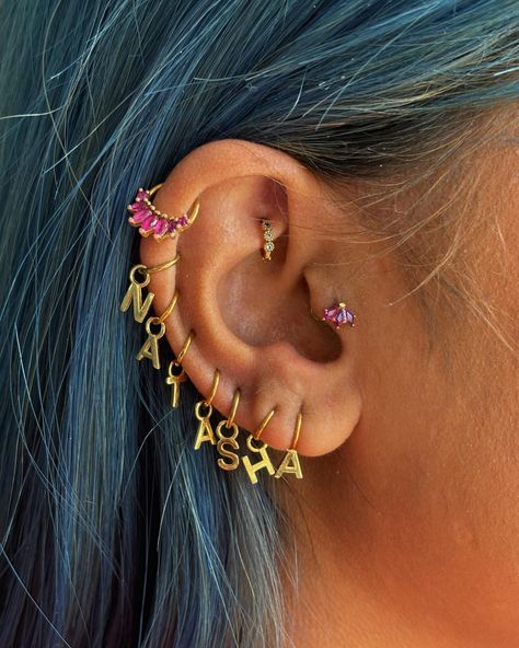 a colourful dump Ear Piercing Names, Ear Piercing Combinations, Aesthetic Earring, Maximalist Jewelry, Lobe Piercings, Body Decor, Earring Stack, Cool Ear Piercings, Piercings Unique