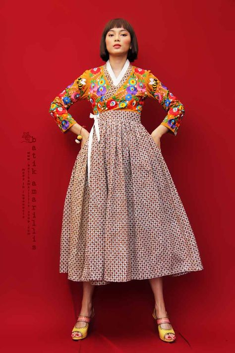 Korean Fashion Traditional, Korean Traditional Fashion, Modern Hanbok Dress, Traditional Korean Clothing, Batik Amarillis, Hmong Clothes, Korean Traditional Clothing, Modern Kimono, Dress Batik