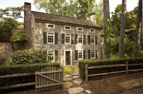 19 Beautiful Stone Houses Exterior Design Ideas i love this stone Old House Design, Stone Exterior Houses, Trendy House, Brick Chimney, Stone Farmhouse, Old Stone Houses, American Farmhouse, County House, Traditional Exterior