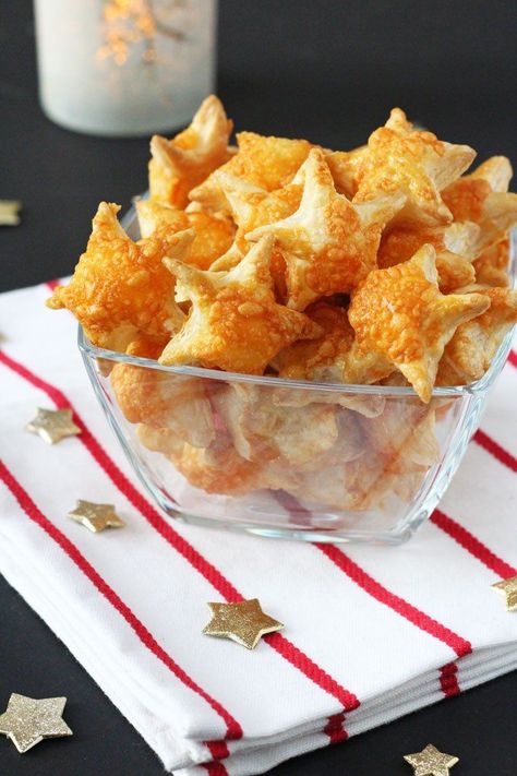 These Cheesy Puff Pastry Stars make a super easy appetizer for Christmas parties and a great festive snack for kids too! Puff Pastry Stars, Cheesy Puff Pastry, Christmas Snacks Easy, Super Easy Appetizers, Christmas Buffet, Christmas Appetizers Party, Easy Meals For Kids, Kids Party Food, Xmas Food