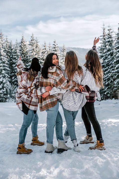 Winter Aesthetic Photos Friends, Cute Christmas Poses For Friends, Bff Winter Photoshoot, Christmas Picture Ideas With Friends, Group Winter Photoshoot, Snow Photoshoot Ideas Friends, Winter Group Photos, Best Friend Winter Pictures, Friends Winter Photoshoot