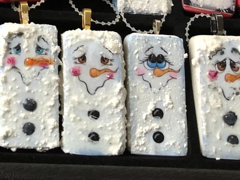 Dominoe Pendants Decoupaged & handpainted! Domino Ornaments Diy, Domino Painting Ideas, Repurpose Dominoes, Old Domino Crafts, Domino Crafts Projects, Domino Crafts Diy, Repurposed Dominoes, Domino Ornaments, Domino Crafts