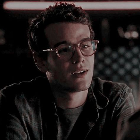 Simon Lewis Shadowhunters, Shadow Hunters Simon, Simon Lewis Aesthetic, Simon Shadowhunters, Shadowhunters Aesthetic, Simon Lewis, Rose Aesthetic, Kin List, Merlin And Arthur