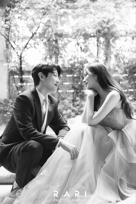 Wedding Pictures Korean, Asian Engagement Photos, Korean Pre Wedding Shoot, Korean Wedding Photography Photo Ideas, Weeding Pose Photography Korean, Korean Couple Wedding Photo Shoot, Korean Studio Wedding Photography, Foto Wedding, Asian Wedding Photography