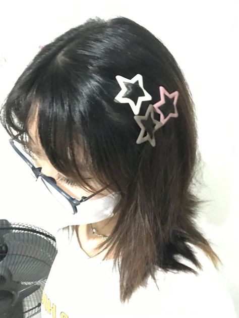 Snap Clips Hairstyles, Hair Clips Hairstyles, Hair Clips Aesthetic, Silver Y2k, Hair Clip Hairstyles, Y2k Hair, Y2k Hairstyles, Clip Hairstyles, Style Korea