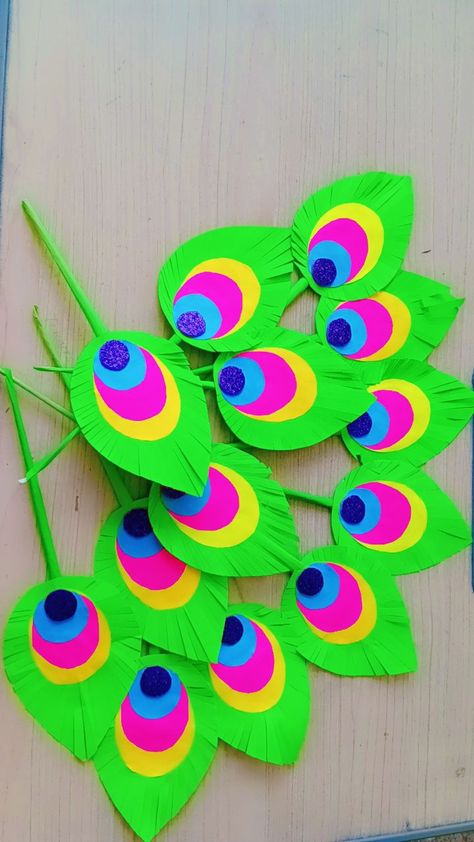 Krishna Paper Craft, How To Make Peacock Feathers With Paper, Peacock Feather Crafts Ideas, Dahi Handi Decoration Ideas, Janmastami Craft, Janmashtami Activity For Kids, Peacock Feathers Crafts, Peacock Feather Craft, Cardboard Rangoli