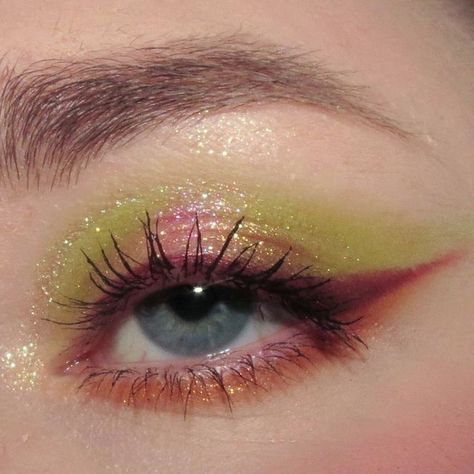 Christmas Eye Looks, Eye Opening Makeup, Editorial Eye Makeup, Semi Makeup, Fun Makeup Looks, Fun Eyeshadow, Hooded Eyes Makeup, Holiday Palette, Christmas Eyeshadow