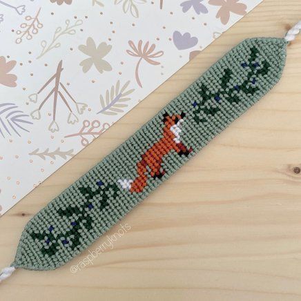 How To Alpha Pattern, Moth Bracelet Pattern, Fox Friendship Bracelet Pattern, Fox Bracelet Pattern, Alpha Bracelet Keychain, Macrame Bracelet Ideas, Alpha Bracelet Tutorial, How To Do Alpha Patterns, Alpha Friendship Bracelet Patterns