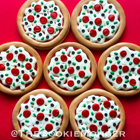 Pizza Cookies Royal Icing, Pizza Theme Cookies, Pizza Party Cookies, Pizza Sugar Cookies Decorated, Pizza Decorated Cookies, Pizza Cookies Decorated, Simple Sugar Cookie Designs, Pizza Sugar Cookies, Pizza Party Ideas