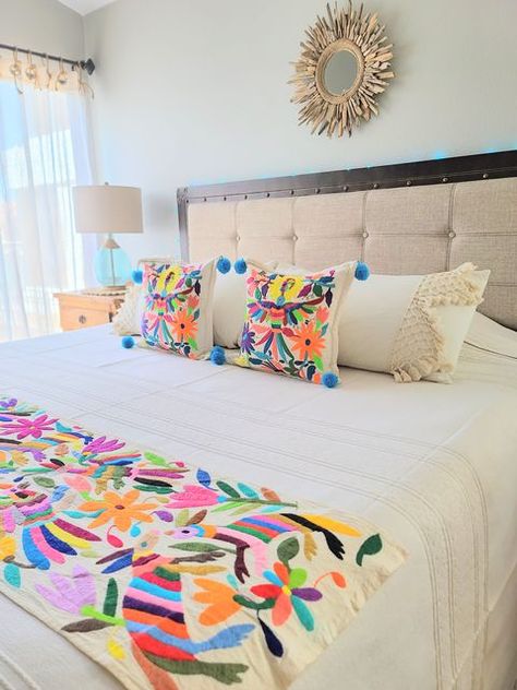 Mexican Chic Decor Interior Design, Embroidery Interior Design, Otomi Bedroom, Mexican Design Interior, Otomi Decor, Modern Mexican Bedroom, Oaxaca House, Mexican Interior Design Modern, Modern Mexican Living Room