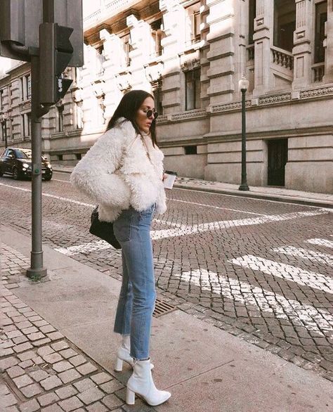 White Booties Outfit, Pretty Winter Outfits, White Boots Outfit, Look Winter, Winter Mode Outfits, Booties Outfit, White Booties, Christmas Outfits, Street Style Winter