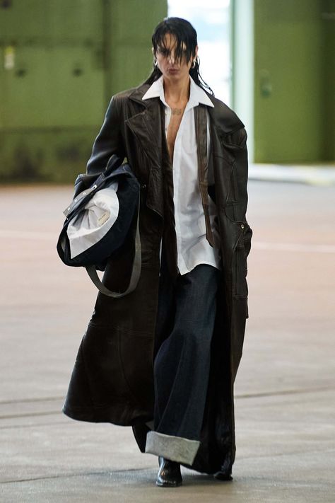 Haderlump Berlin Spring 2025 Fashion Show | Vogue Anti Fashion Outfits, Chic Oversized Outfit, Layer Outfit Women, Goth Chic Aesthetic, Oversized Layered Outfit, Archive Fashion Women Outfits, Classic Aesthetic Outfits, Berlin Aesthetic Style, Avant Garde Fashion Street