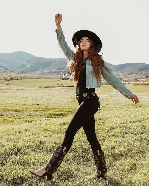 233 Likes, 31 Comments - Clara Horan (@claraahoran) on Instagram: “right this way 💃 hat: @aceiswildoriginals boots: @bootitude_ jewelry: @desertdrifterjewelry 📸:…” Cowboy Outfits For Women Cowgirls, Concho Belt Outfit, Black Western Outfit, Dress And Cowboy Boots Outfit, Look Kimono, Western Boots Outfit, Black Cowgirl Boots, White Cowgirl Boots, Rustic Outfits