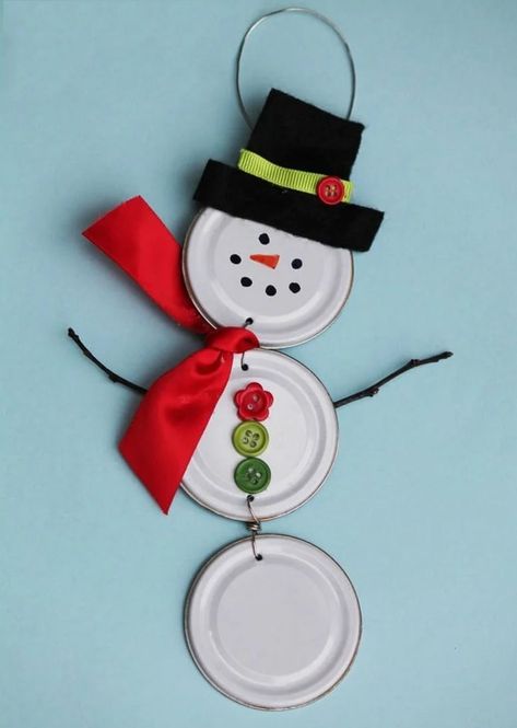 Homemade Christmas Ornaments Kids Can Make Plastic Lid Crafts, Can Lid Ornaments, Recycled Christmas Crafts, Grinch Gifts, Lid Crafts, Mason Jar Lids Crafts, Jar Lid Crafts, Diy Schneemann, Xmas Snowman