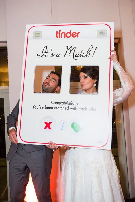 5 Tinder-Themed Wedding Photos That Perfectly Honor How The Couple Met Tinder Wedding, Quirky Wedding Invitations, Wedding Sign Decor, Dream Wedding Decorations, Pre Wedding Party, Quirky Wedding, Themed Wedding Invitations, Future Wedding Plans, Swipe Right