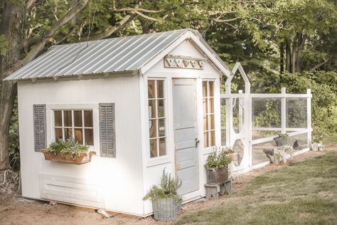 Chicken Coop With Metal Roof, Chicken Coop And Goat House, Chicken Coop Windows Ideas, Chicken Aviary, Chicken Coop Windows, Vintage Chicken Coop, Farmhouse Chicken Coop, Small Stone Cottage, Chicken Coupe