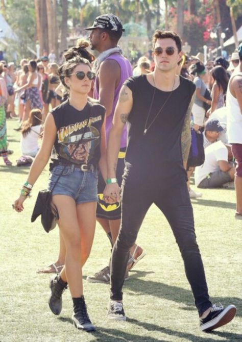 Couple Josh Beech, Rock Festival Outfit, Concert Outfit Rock, Shenae Grimes, Coachella Looks, Look Festival, Black Attire, Couple Style, Music Festival Outfits