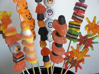 Halloween Candy Skewers · Edible Crafts | CraftGossip.com Candy Skewers, Snack Halloween, Easy Halloween Snacks, Postres Halloween, Candy Kabobs, Dulces Halloween, Halloween Infantil, Candy Display, Halloween Goodies