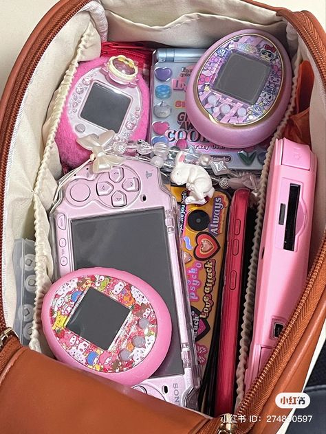 Pink Girl Aesthetic, Gadgets Électroniques, Cute Camera, Inside My Bag, Retro Gadgets, Virtual Pet, Pink Girly Things, Flip Phones, Kawaii Stationery