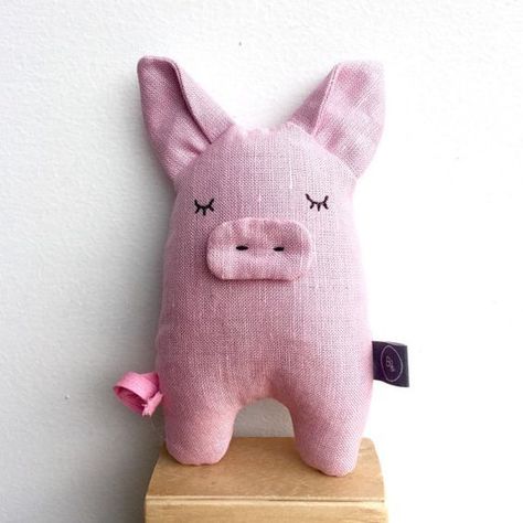 Pig Plushie, Fabric Toys, Photo Charms, Fabric Animals, Sewing Toys, Animal Crafts, Soft Sculpture, Animal Dolls, Sewing For Kids