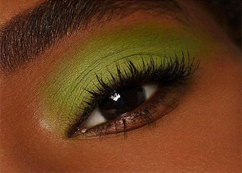 Single Shadow Eye Look, One Colour Eyeshadow, Single Color Eyeshadow, Lime Eyeshadow Looks, Single Color Eyeshadow Looks, Lime Green Eye Makeup, Lime Green Eyeshadow Looks, Green Shadow Makeup, Eye Makeup Green Eyeshadow