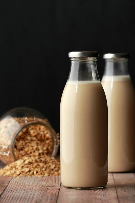 Creamy and delicious oat milk! This homemade oat milk recipe is 5 easy ingredients, ready in minutes, and delicious in tea or coffee or poured over cereal. | lovingitvegan.com Recipes With Oat Milk, Homemade Oat Milk, Oat Milk Recipe, How To Make Oats, Resep Smoothie, Vegan Milk, Nut Milk, Milk Recipes, Food Trends