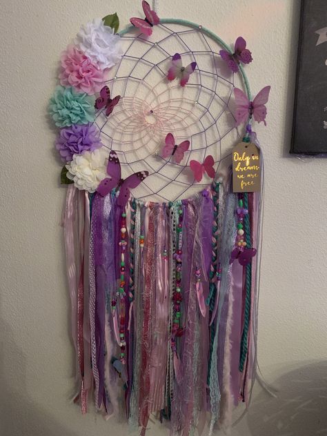 Dollar Tree Dream Catcher Diy, Ribbon Dream Catcher, Dream Catcher Butterfly, Diy Dream Catcher For Kids, Hart Craft, Butterfly Dream Catcher, Homemade Dream Catchers, Dream Catcher Drawing, Rainbow Dream Catcher