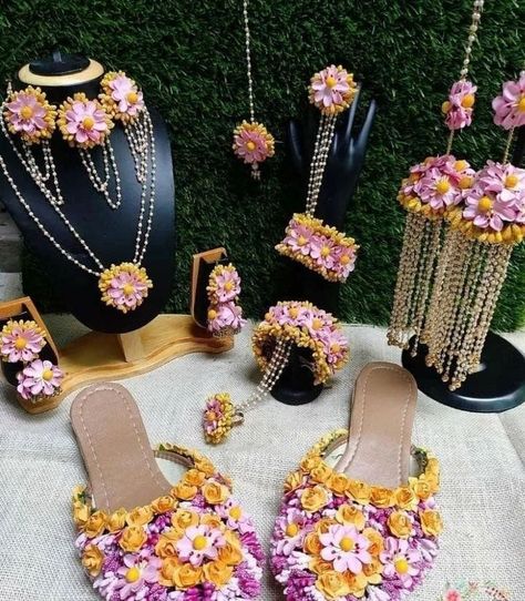 Artificial flowers jewellery for haldi events. #haldi #haldiceremony #uk #dailylook #dailymemes #dailymotivation #jewellery #wedding Bride Fashion Photography, Flower Jewellery For Haldi, Baby Shower Jewelry, Bridal Shots, Flower Jewellery For Mehndi, Flowers Jewellery, Mehedi Design, Flower Jewelry Designs, Wedding Flower Jewelry