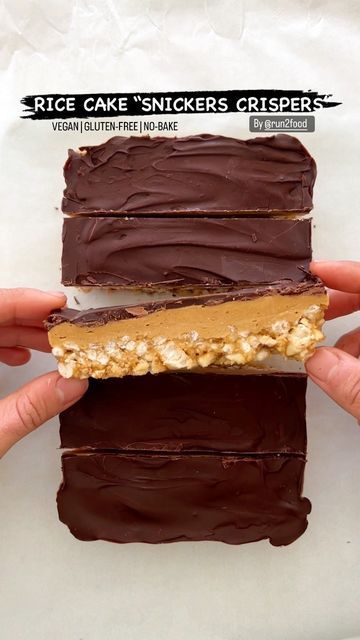 Michelle | Easy Healthy Vegan Recipes 🌱 on Instagram: "Another rice cake treat idea for you guys… say hi to my 6-INGREDIENT RICE CAKE “SNICKERS CRISPERS” (vegan, gluten-free, no-bake) 🥜🍫😍 Crispy, sweet, fudgy and chocolatey... tag some who would LOVE these! ✨ Here is the recipe ➡️ 6-INGREDIENT “SNICKERS CRISPER” BARS (vegan, gluten-free, oil-free, no-bake) Makes: 5 large slices INGREDIENTS: Base: ✅ 4 x rice cakes ✅1/4 cup maple syrup ✅1/4 cup peanut butter Peanut caramel: ✅1/4 cup pe Rice Bubble Recipes, Rice Cake Recipes Healthy, Caramel Rice Cakes, Rice Cakes Healthy, Recipes Using Rice, Rice Cake Snacks, Peanut Caramel, Rice Cake Recipes, Easy Vegan Dessert