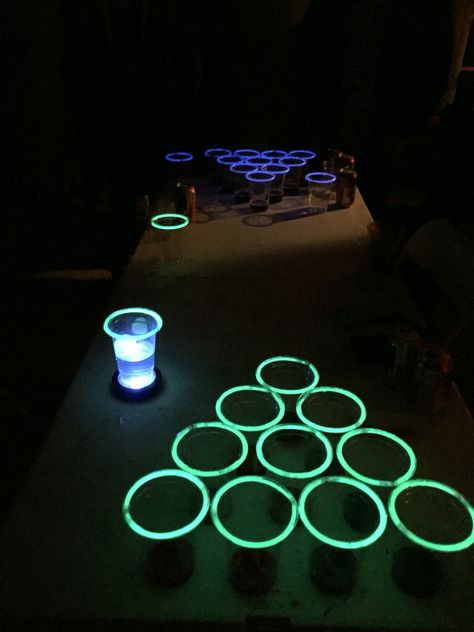 Glow in the dark beer pong More Party Ideas 18th, House Party Ideas, Bonfire Birthday, 21 Party, Home Party Games, 17th Birthday Ideas, 21st Bday Ideas, Bonfire Party, 21st Party