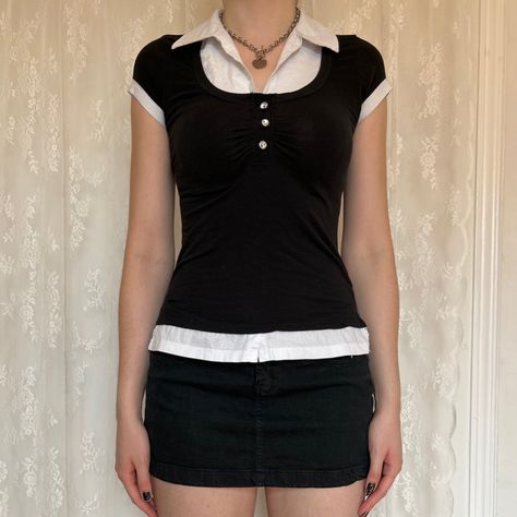 Dark Academia Alice Cullen Vampire Preppy Black Layered Blouse With White Layer Underneath. Back to school outfit #y2k #y2kfashion #2000s #2000sfashion #dainty #twilight #depop #fairygrunge #darkacademia #fall2023fashiontrends #falloutfits #fallaesthetic #firstdayofschooloutfit #backtoschool #backtoschooloutfit 2000s Fashion Preppy, 2000s Professional Outfits, 2000s Preppy Outfits, Goth Secretary, Black Denim Skirt Outfit Summer, 2000s Preppy Fashion, Office Mini Skirt, Dark Academia Vampire, Black Denim Skirt Outfit