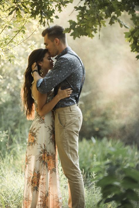 Couple Poses Photography Park, Park Engagement Photoshoot, Couple Poses In Park, Couple Park Photoshoot, Park Couple Photoshoot, Engagement Photos Park, Dreamy Engagement Photos, Elegant And Timeless Wedding, Park Photoshoot