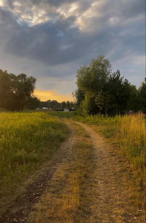 field aesthetic, sunset aesthetic, sunrise aesthetic Walk Aesthetic Photography, Spring Nights Aesthetic, Rural Summer Aesthetic, Spring Evening Aesthetic, Summer Evenings Aesthetic, Summer Farm Aesthetic, Early Evening Aesthetic, Evening Walks Aesthetic, Walk In Nature Aesthetic