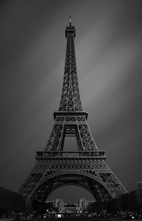 Eiffel Tower Aesthetic Black And White, Eiffel Tower Black And White, Drip Wallpaper, Paris Black And White, Grey Aesthetic, Paris Architecture, Paris Tour Eiffel, Scenic Wallpaper, Paris Wallpaper