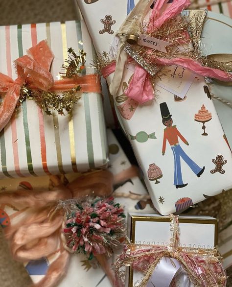 Whimsical Gift Wrapping Ideas, Gift Wrapping Aesthetic Birthday, Girly Christmas Wrapping, Wrapped Presents Christmas, Vintage Christmas Wrapping Ideas, Fabric Wrapped Gifts, Christmas Present Aesthetic, Cute Christmas Wrapping Ideas, Diy Gift Toppers