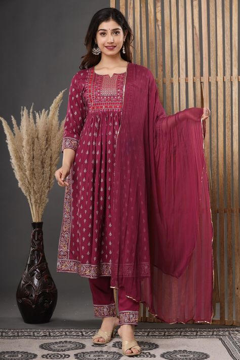 Modern Sleeves Design, Naira Pattern Dress, Nayra Cut Dresses Design Kurti, New Latest Dress, Functional Outfits, Nayra Cut, Diwali Dress, Dress Designs For Stitching, Ethnic Wears