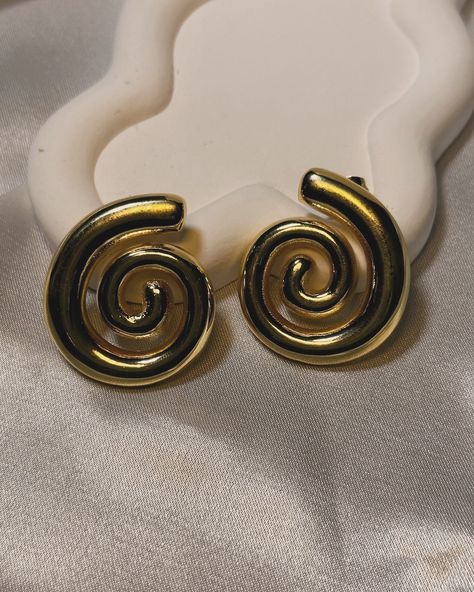 Aisy is a stunner 🤍🎀 Spiral into wonderland with these daring gold spiral earrings, the spiral design makes them stand out as a statement piece, perfect for adding a fun vibe to your look. Shop for N9,000 only. #statementjewelry #statementearrings #nontarnishjewelry #jewelryinlagos Classic Gold Spiral Jewelry, Elegant Spiral Gold-plated Jewelry, Gold Plated Spiral Earrings, Yellow Gold Plated Spiral Earrings, Spiral Gold-plated Jewelry, Spiral Design, Spiral Earrings, Statement Jewelry, Statement Pieces