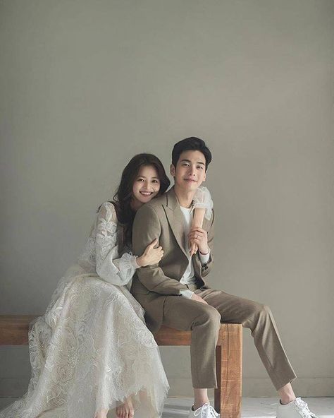 Korean Inspired Wedding Photoshoot, Wedding Photo Ideas Korea, Pre Wedding Shoot Ideas Korean, Korean Inspired Photoshoot, Prenuptial Photoshoot, Baju Kahwin, Korean Couple Photoshoot, Korea Wedding, Pre Wedding Photoshoot Outfit