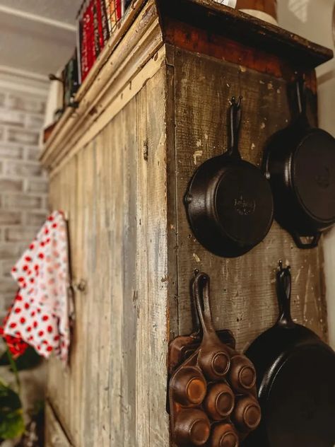 Cast Iron On Wall, Display Cast Iron Skillets, How To Hang Cast Iron Skillets On Wall, Cast Iron Skillet Storage, Lotr Kitchen, Cast Iron Storage, Cast Iron Display, Flip Homes, Cast Iron Pans